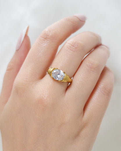 Bella Vintage Ring in White